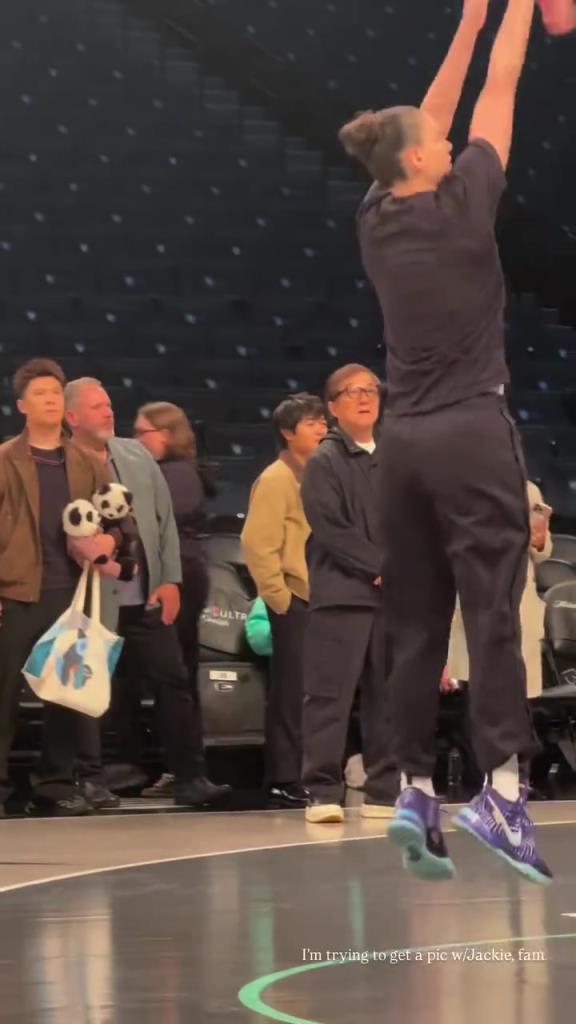 71歲成龍現(xiàn)身巴克萊中心看女籃比賽：她們投籃怎么那么準(zhǔn)?。?！