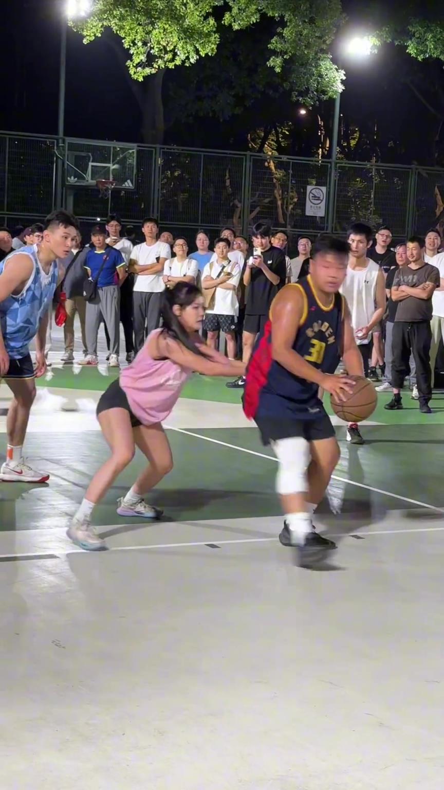 這哥們看見防自己的是女生，一個勁背打，球也不傳了